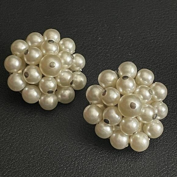 Pair‎ of Vintage Faux Pearl Cluster Clip On Earrings Made in Japan - Picture 1 of 6